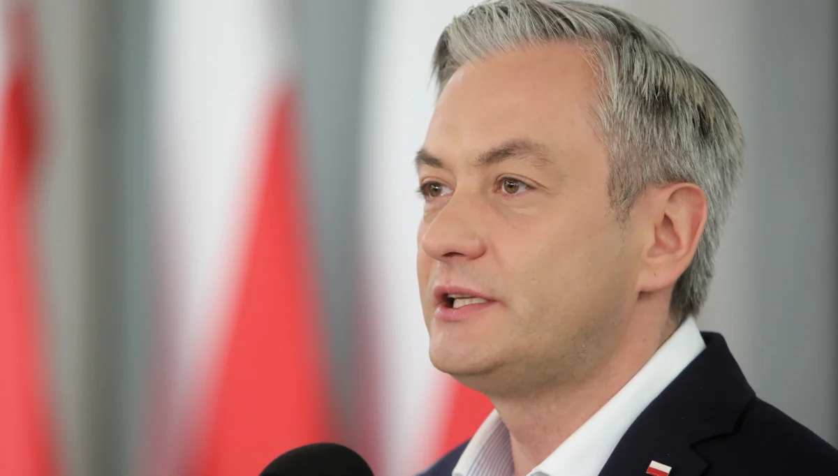 Kandydat Lewicy na prezydenta Robert Biedroń wysłał fakturę do wicepremiera i ministra aktywów państwowych Jacka Sasina za organizację korespondencyjnych wyborów, które miały się odbyć 10 maja. 