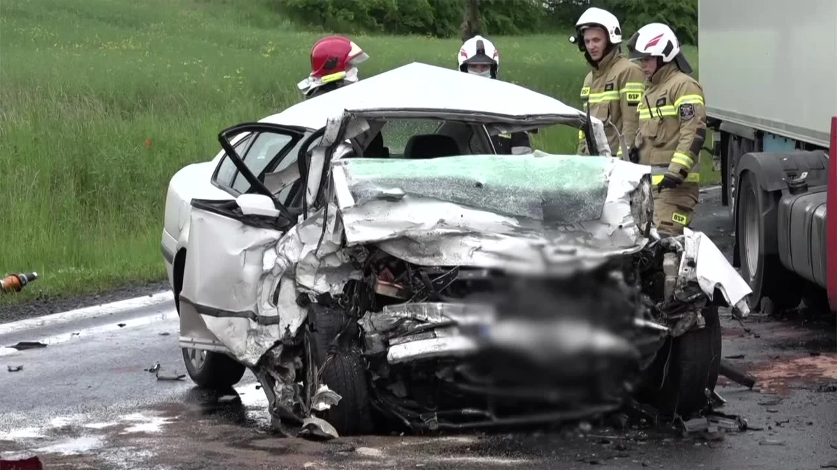 Do śmiertelnego wypadku doszło w Tomaszowie Bolesławieckim (woj. dolnośląskie). Z niewiadomych przyczyn samochód osobowy zjechał na przeciwległy pas drogi i czołowo zderzył się z ciężarówką. 22-letni kierowca osobówki zginął na miejscu.