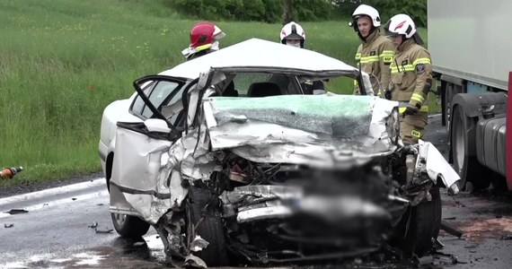 Do śmiertelnego wypadku doszło w Tomaszowie Bolesławieckim (woj. dolnośląskie). Z niewiadomych przyczyn samochód osobowy zjechał na przeciwległy pas drogi i czołowo zderzył się z ciężarówką. 22-letni kierowca osobówki zginął na miejscu.