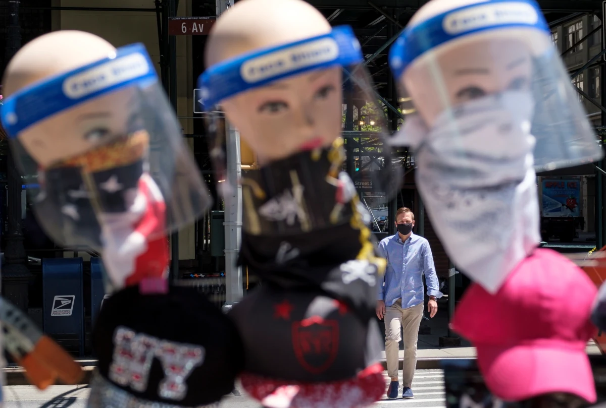 Noszenie maseczek w domu może bardzo obniżyć ryzyko przeniesienia koronawirusa na krewnych zakażonej osoby, ale tylko do momentu pojawienia się u niej objawów COVID-19 - pisze w przyjętej do druku w czasopismie "BMJ Global Health" pracy grupa chińskich naukowców. Badania przeprowadzone wśrod 124 rodzin mieszkających w Pekinie pokazały, że noszenie maseczek i częsta dezynfekcja to najskuteczniejsze metody pozwalające w odpowiednio 79 proc. i 77 proc. ograniczyć ryzyko zakażenia członków rodziny. Wnioski wydają się istotne choćby dla osób w kwarantannie, czy izolacji, które nie mieszkają same. 