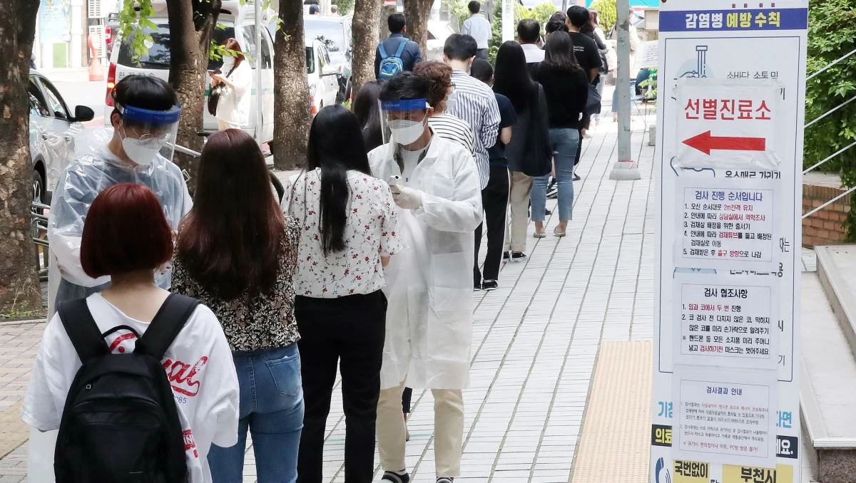 Korea Płd. zgłosiła w piątek, drugi dzień z rzędu, ponad 50 nowych zakażeń koronawirusem. W obawie przed nawrotem epidemii władze odwróciły kurs łagodzenia restrykcji i przywróciły część ograniczeń na obszarze metropolitarnym Seulu – podała agencja Yonhap.