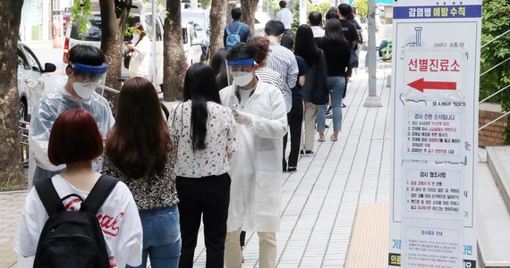 Korea Płd. zgłosiła w piątek, drugi dzień z rzędu, ponad 50 nowych zakażeń koronawirusem. W obawie przed nawrotem epidemii władze odwróciły kurs łagodzenia restrykcji i przywróciły część ograniczeń na obszarze metropolitarnym Seulu – podała agencja Yonhap.
