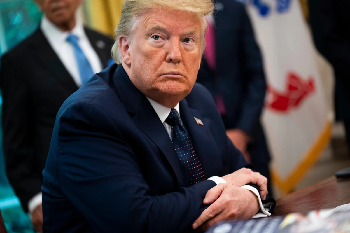 Administracja Twittera poinformowała o "ukryciu" wpisu prezydenta USA Donalda Trumpa dotyczącego strzelania do demonstrantów plądrujących sklepy w Minneapolis. Serwis uznał, że tweet gloryfikuje przemoc z uwagi na historyczny kontekst wypowiedzi Trumpa.