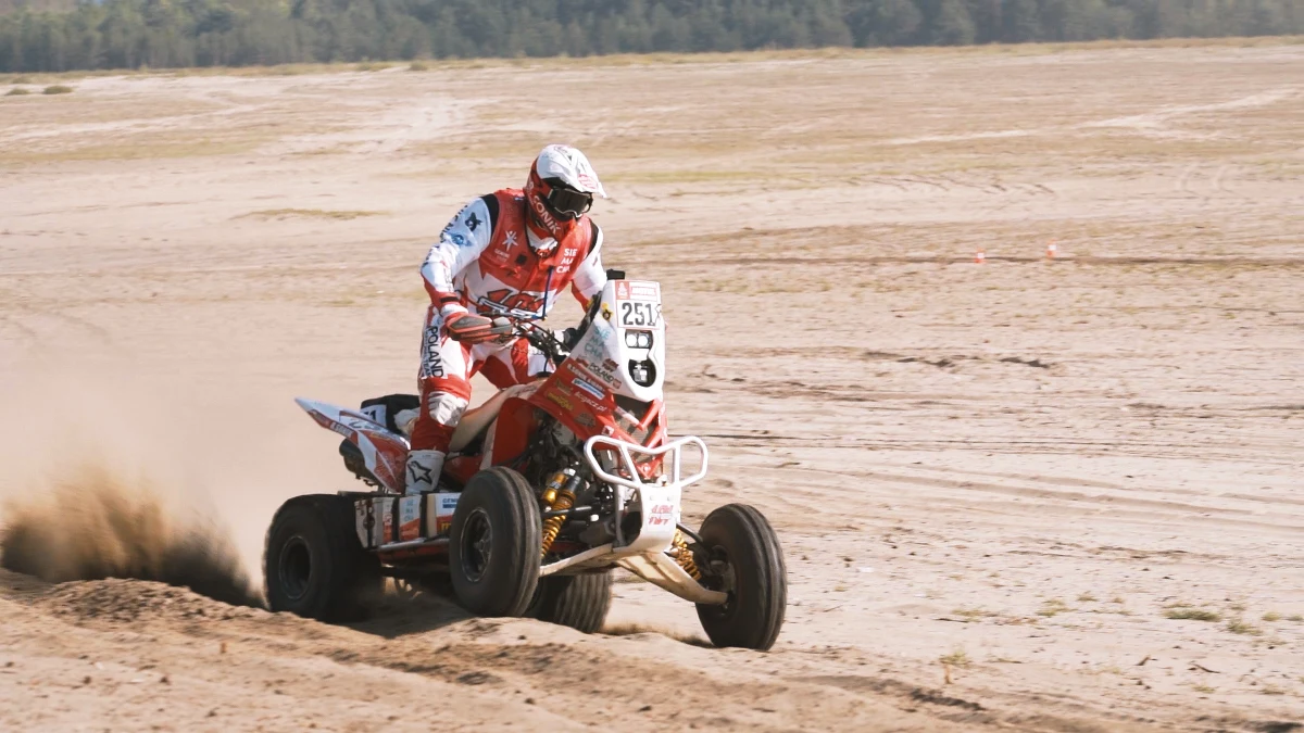 To była genialna przyjemność, której nie mogłem się doczekać. Wreszcie mnie odmroziło, a potem porządnie rozgrzało – komentował szeroko uśmiechnięty Rafał Sonik po pierwszym quadowym treningu od trzech miesięcy. Dziewięciokrotny zdobywca Pucharu Świata prawdopodobnie nie będzie mieć w tym roku okazji, by powalczyć o kolejne trofeum cyklu FIM, ale liczy, że odbędzie się Rajd Dakar 2021, w którym zamierza wystartować po raz dwunasty.