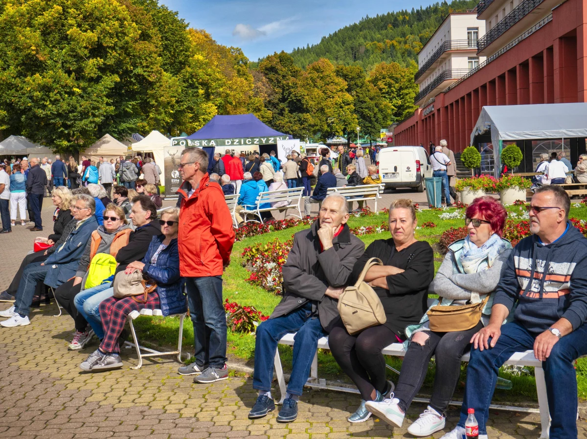 Od przyszłego tygodnia Narodowy Fundusz Zdrowia zacznie wysyłać informacje do osób, które mogą wyjechać do sanatorium. Turnusy uzdrowiskowe będą możliwe od 15 czerwca. Tak wynika z kolejnego etapu znoszenia ograniczeń związanych z pandemią. Warunkiem wyjazdu do sanatorium będzie negatywny wynik badania na obecność koronawirusa, a test będzie obowiązkowy. 