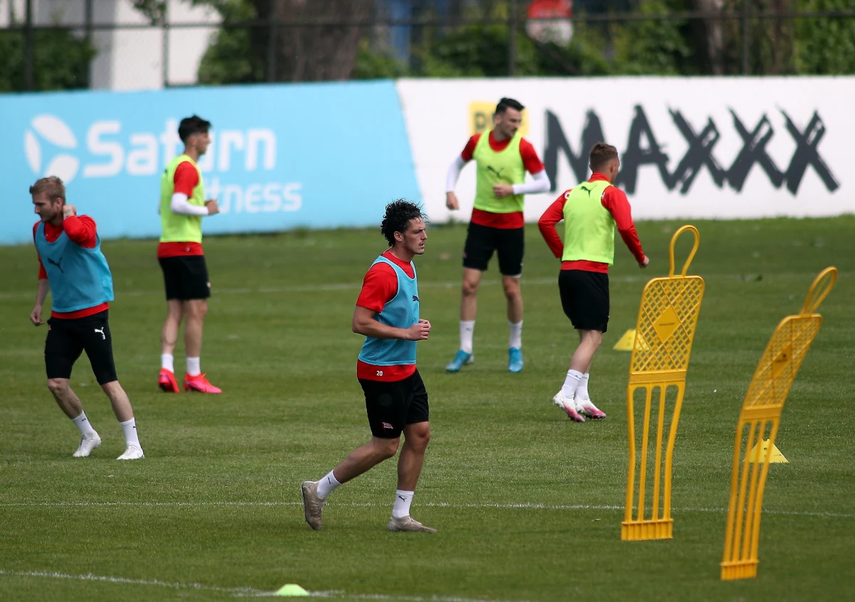 Napastnik Rafael Lopes wyprowadzi piłkarzy Cracovii jako kapitan na pierwszy mecz ekstraklasy po wznowieniu sezonu z Jagiellonią Białystok. Decyzję taką podjął trener Michał Probierz.