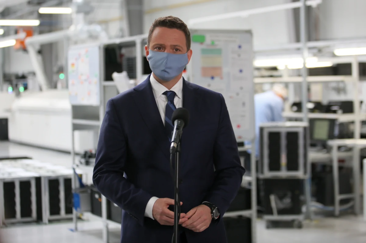 "Podpisy poparcia dla kandydatów można zbierać dopiero w kampanii wyborczej; mówię o tym od wielu tygodni" - podkreślił w piątek Rafał Trzaskowski. Dodał, że słyszy o "oddolnych akcjach" zbierania podpisów dla niego. Obarczył rząd winą za chaos związany z wyborami prezydenckimi.