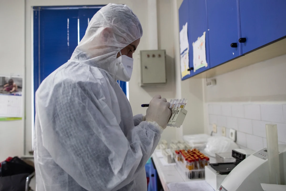 Naukowcy z University of Maryland School of Medicine (UMSOM) opracowali eksperymentalny test, który w prosty sposób pozwala potwierdzić lub wykluczyć obecność koronawirusa i to w ciągu zaledwie 10 minut. Jak pisze w najnowszym numerze czasopismo "ACS Nano", test wykorzystuje nanocząsteczki złota i nie wymaga posługiwania się zaawansowanym sprzętem laboratoryjnym, niezbędnym do wykonywania obecnych testów genetycznych. Wynik testu widoczny jest gołym okiem.