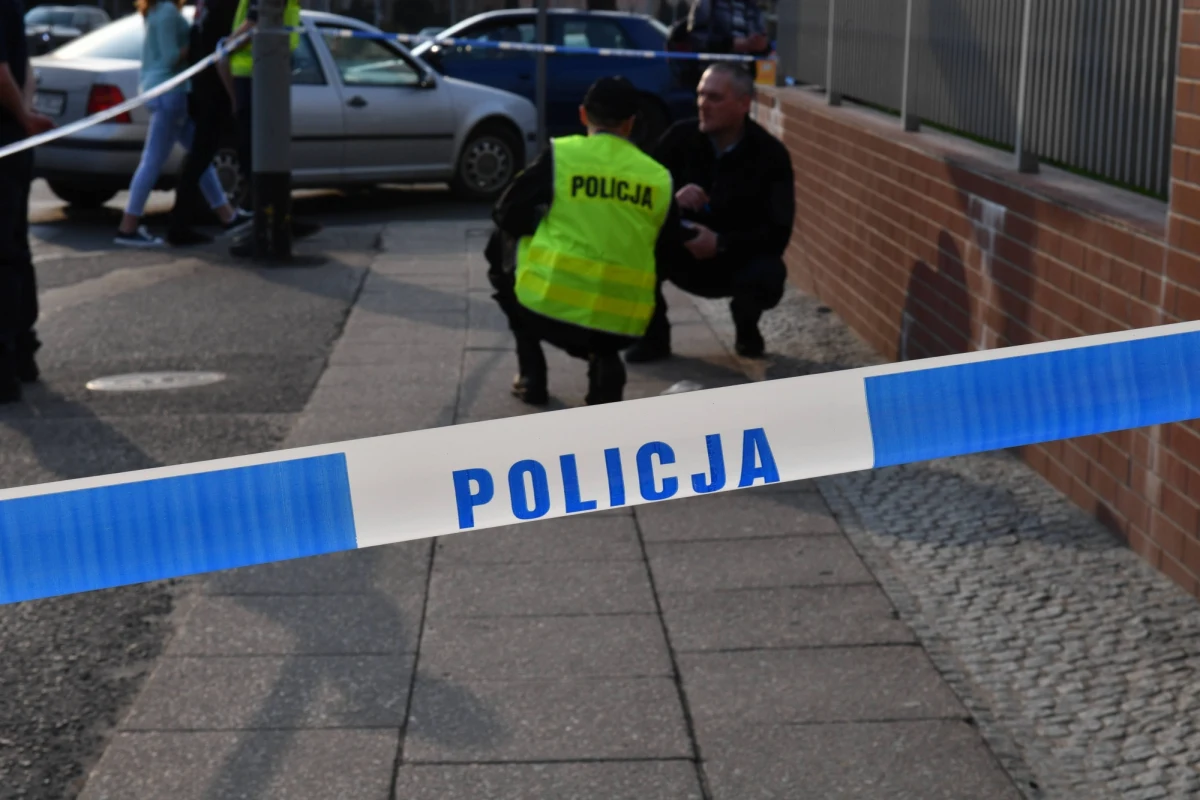 Ciała 73-letniego byłego milicjanta i jego 57-letniej żony znaleziono w piątek w budynku, gdzie w jednej części mieści się posterunek policji w Pomiechówku, a w drugiej są mieszkania.