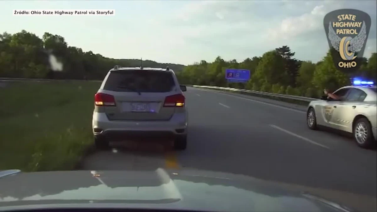 O krok od tragedii na drodze międzystanowej nr 77 w Ohio w Stanach Zjednoczonych. Kobieta nie mogła zatrzymać rozpędzonego samochodu. Wskazówek udzielała jej na bieżąco dyspozytorka telefonu alarmowego. Na nagraniu możemy zobaczyć policyjne radiowozy, które eskortują pędzące auto. Kierującej w końcu udało się zatrzymać pojazd przy wykorzystaniu hamulca ręcznego.