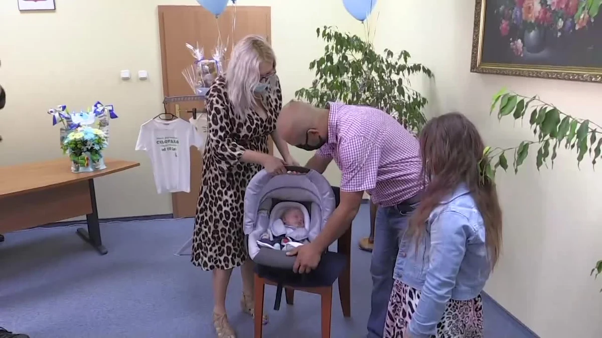 Zgodnie z obietnicą wójt gminy Cisek nagrodził rodziców pierwszego od 10 lat męskiego potomka w Miejscu Odrzańskim na Opolszczyźnie. Wcześniej na świat przychodziły tam tylko dziewczynki. ​Zależało nam z żoną, żeby urodziło się zdrowe dziecko, płeć nie była taka ważna - powiedział ojciec dziecka.