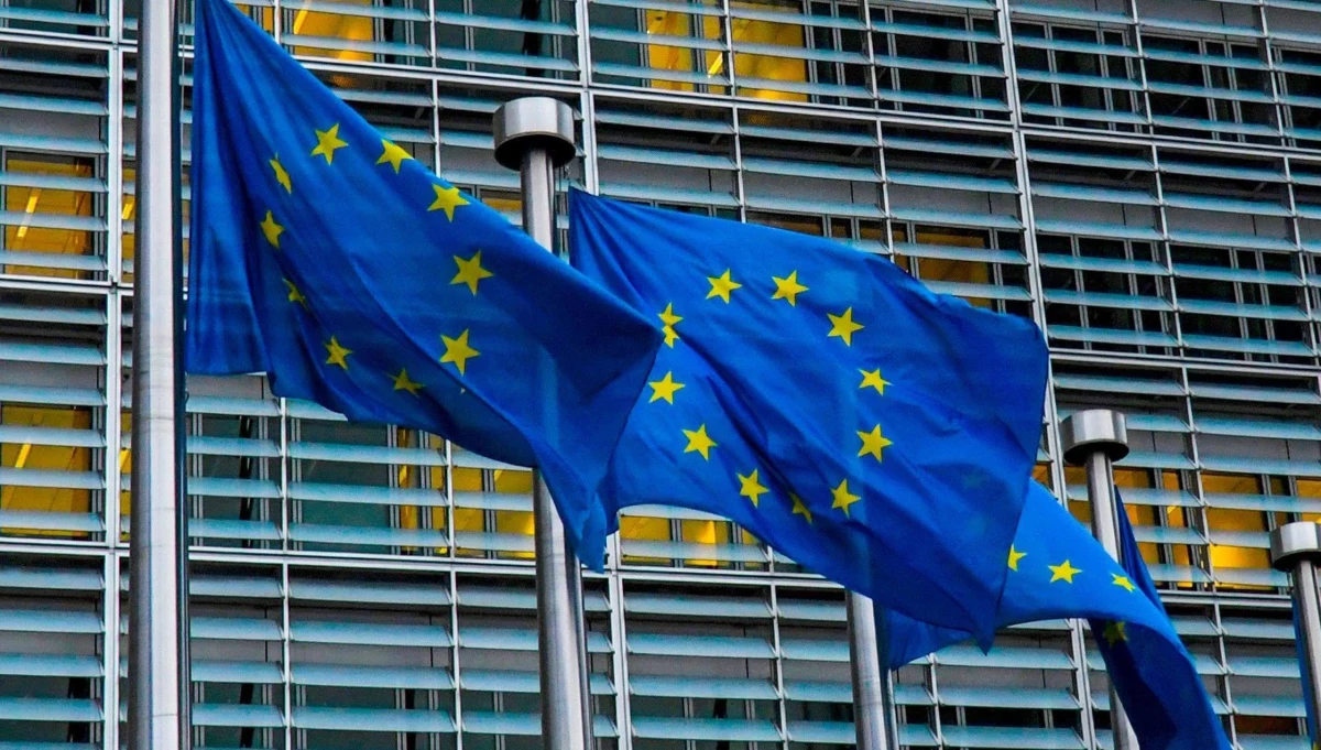 Komisja Europejska zatwierdziła polski program pomocy o wartości 1,6 mld euro na zrekompensowanie przedsiębiorstwom strat poniesionych z powodu pandemii koronawirusa i na zapewnienie pomocy na utrzymanie płynności finansowej. 