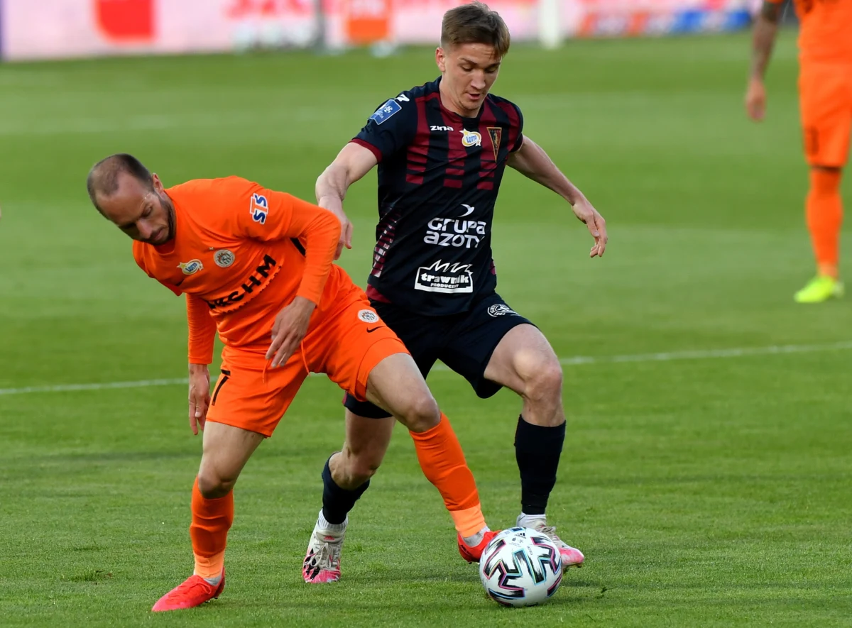 Śląsk Wrocław zremisował z Rakowem Częstochowa 1:1, a Pogoń Szczecin uległa wieczorem Zagłębiu Lubin 0:3 w pierwszych po 80-dniowej przerwie meczach piłkarskiej ekstraklasy. Szlagierem 27. kolejki będzie sobotni klasyk w Poznaniu, gdzie Lech podejmie lidera Legię Warszawa.