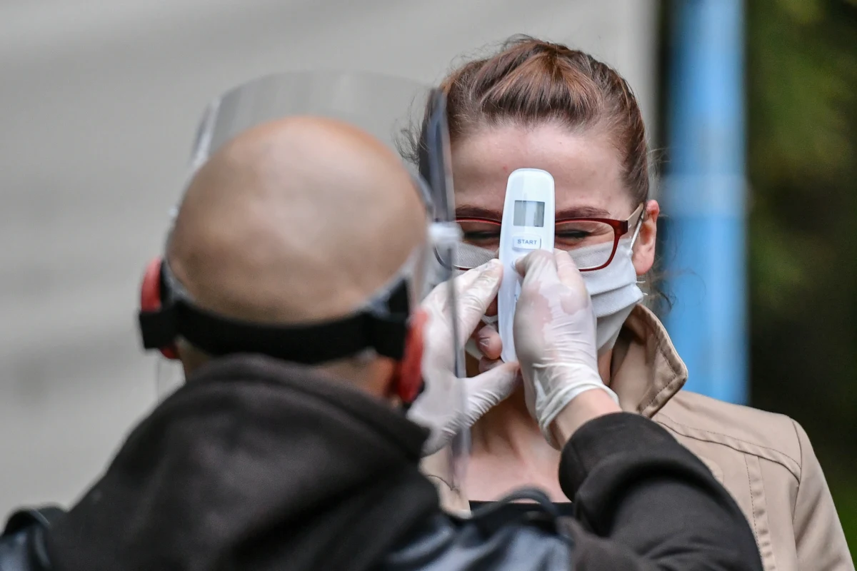 Od dzisiaj nie musimy zasłaniać ust i nosa w przestrzeni otwartej, jeśli możemy zachować 2 m odległości od innych. Maseczki nadal są konieczne m.in. w sklepach, kościołach i w autobusach. Przestały obowiązywać limity osób w sklepach, na targu, poczcie i w restauracjach.