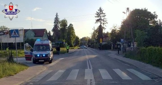 Policja bada okoliczności tragicznego wypadku w Bychawie (woj. lubelskie). Motocyklista potrącił tam kobietę, która przechodziła przez przejście dla pieszych. 64-latka zmarła na miejscu. 