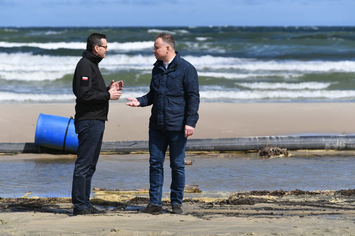 Prezydent Andrzej Duda wspólnie z premierem Mateuszem Morawieckim i szefem resortu gospodarki morskiej Markiem Gróbarczykiem złożyli wizytę terenie budowy kanału żeglugowego na Mierzei Wiślanej. "Jesteśmy dziś na terenie jednej z największych inwestycji, która ma otworzyć Zalew Wiślany, Elbląg i Frombork na nowe inwestycje gospodarcze, na nowe kontakty handlowe, na nowe możliwości" - mówił Duda. "Cała Polska będzie wkrótce nowym, wielkim placem budowy" - zapowiadał Morawiecki.