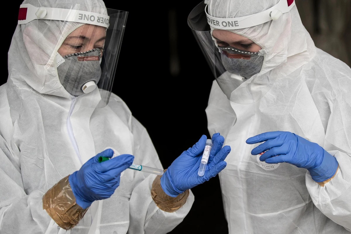 Lekarze ze Śląska będą badali osoby, które wyleczyły się z zakażenia koronawirusem. Wyniki mają wskazać m.in., jakie powikłania wywołuje Covid-19. Badania będą prowadzone z grantu, który Śląskie Centrum Chorób Serca pozyskało z Agencji Badań Medycznych działającej przy Ministerstwie Zdrowia.