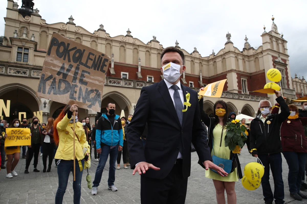 Prezydentura Andrzeja Dudy to jest festiwal złamanych obietnic - mówił w czasie wizyty w Krakowie kandydat na prezydenta Szymon Hołownia. Dodał, że zawiódł się na tym polityku, którego "partyjna maszyna zamieniała w maskotkę" i który "opowiada o wspólnocie, a głęboko tę wspólnotę dzieli". Zapowiedział, że jako prezydent podpisze ustawę o związkach partnerskich, jeśli polski parlament ją uchwali. Zawetuje natomiast ustawę o małżeństwach jednopłciowych. Jest też przeciwny możliwości adopcji dzieci przez pary jednopłciowe