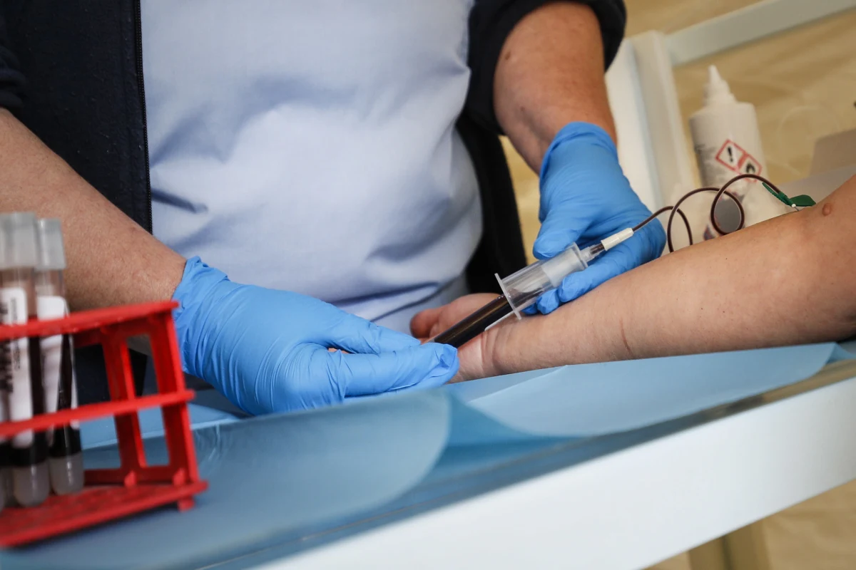 W sobotę Ministerstwo Zdrowia poinformowało w sumie o 416 nowych potwierdzonych zakażeniach koronawirusem. Zmarło 10 osób. Aktualny bilans koronawirusa w Polsce to 23 571 zakażonych i 1 061 zmarłych. Liczba zakażonych na Śląsku przekroczyła 8 tys. osób. Z koronawirusa wyleczono już 11 016 osób. 