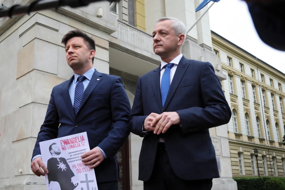 To jest obrzydliwe, co robi minister Dworczyk, próbując insynuować, że prezydent Warszawy ma cokolwiek wspólnego z plakatami – powiedział PAP lider PO Borys Budka. Chodzi o wymierzone w ministra zdrowia plakaty, które pojawiły się na warszawskich przystankach.