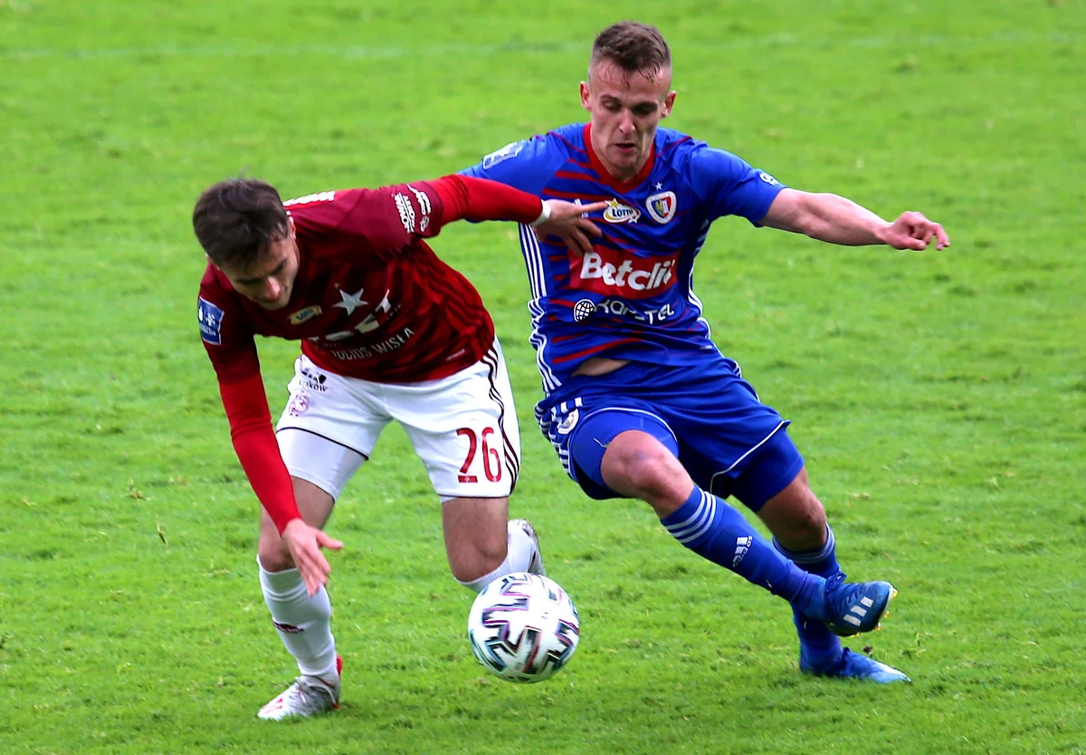 Mistrz Polski Piast Gliwice pokonał na własnym stadionie krakowską Wisłę 4:0 w sobotnim meczu 27. kolejki piłkarskiej ekstraklasy.