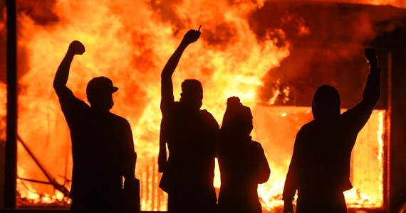 Wojsko może "bardzo szybko" odpowiedzieć na zamieszki w Minneapolis – stwierdził prezydent USA Donald Trump. Protesty osób wzburzonych zabiciem Afroamerykanina George'a Floyda przez policję szybko się rozprzestrzeniają. Objęły już kilkadziesiąt amerykańskich miast.