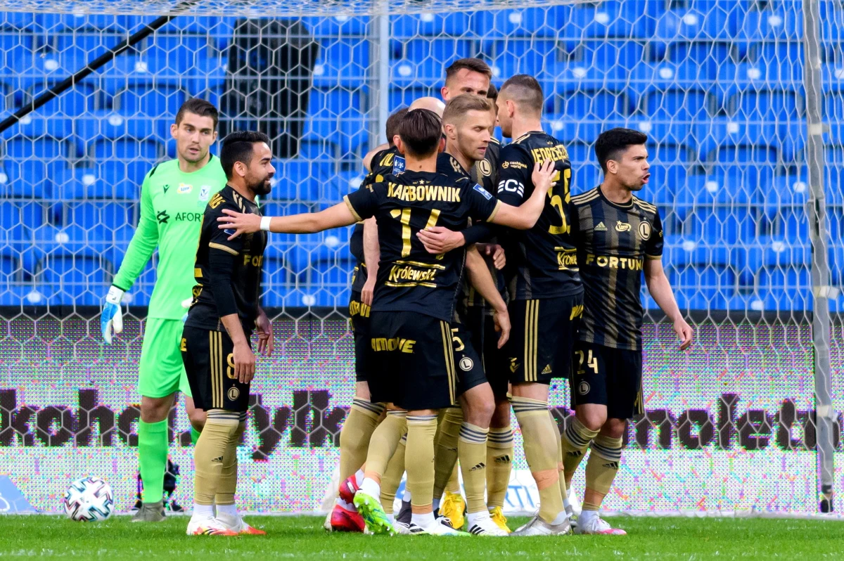 Kuriozalny gol Tomasa Pekharta zapewnił Legii zwycięstwo w Poznaniu nad Lechem w hicie 27. kolejki ekstraklasy. Piłkarze ze stolicy Wielkopolski mieli tylko przebłyski niezłej gry i musieli pogodzić się z pierwszą od 25 października porażką.