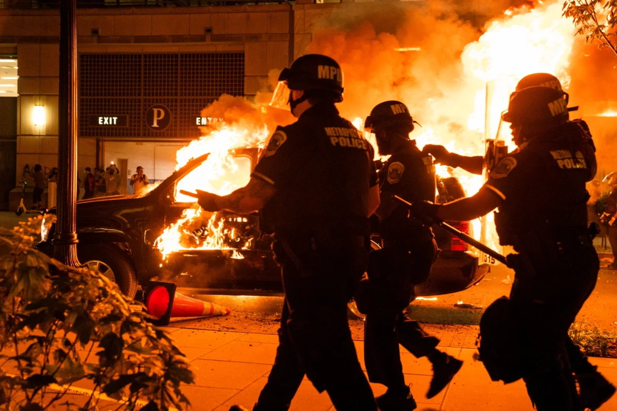Gorąca noc w Stanach Zjednoczonych: protesty - których zarzewiem stała się sprawa 46-letniego czarnoskórego George'a Floyda, który zmarł w trakcie brutalnego zatrzymania przez policję w Minneapolis - w wielu amerykańskich miastach wymknęły się spod kontroli. Niebezpiecznie było również przed Białym Domem, gdzie zebrało się kilkuset protestujących: z tłumu leciały w kierunku policjantów race i butelki, funkcjonariusze odpowiadali gazem łzawiącym, płonęły samochody i śmietniki.