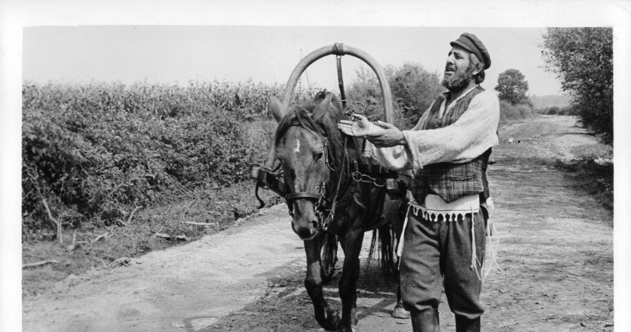 "Skrzypek na dachu" to legendarny musical, który premierę na Broadwayu miał w 1964 roku. W 1971 roku jego filmową wersję zrealizował Norman Jewison. Teraz ubogi mleczarz Tewje i jego rodzina ponownie pojawią się na dużym ekranie. Wszystko za sprawą filmu, który wyreżyseruje Thomas Kail, reżyser największego musicalowego hitu ostatnich lat - "Hamiltona".