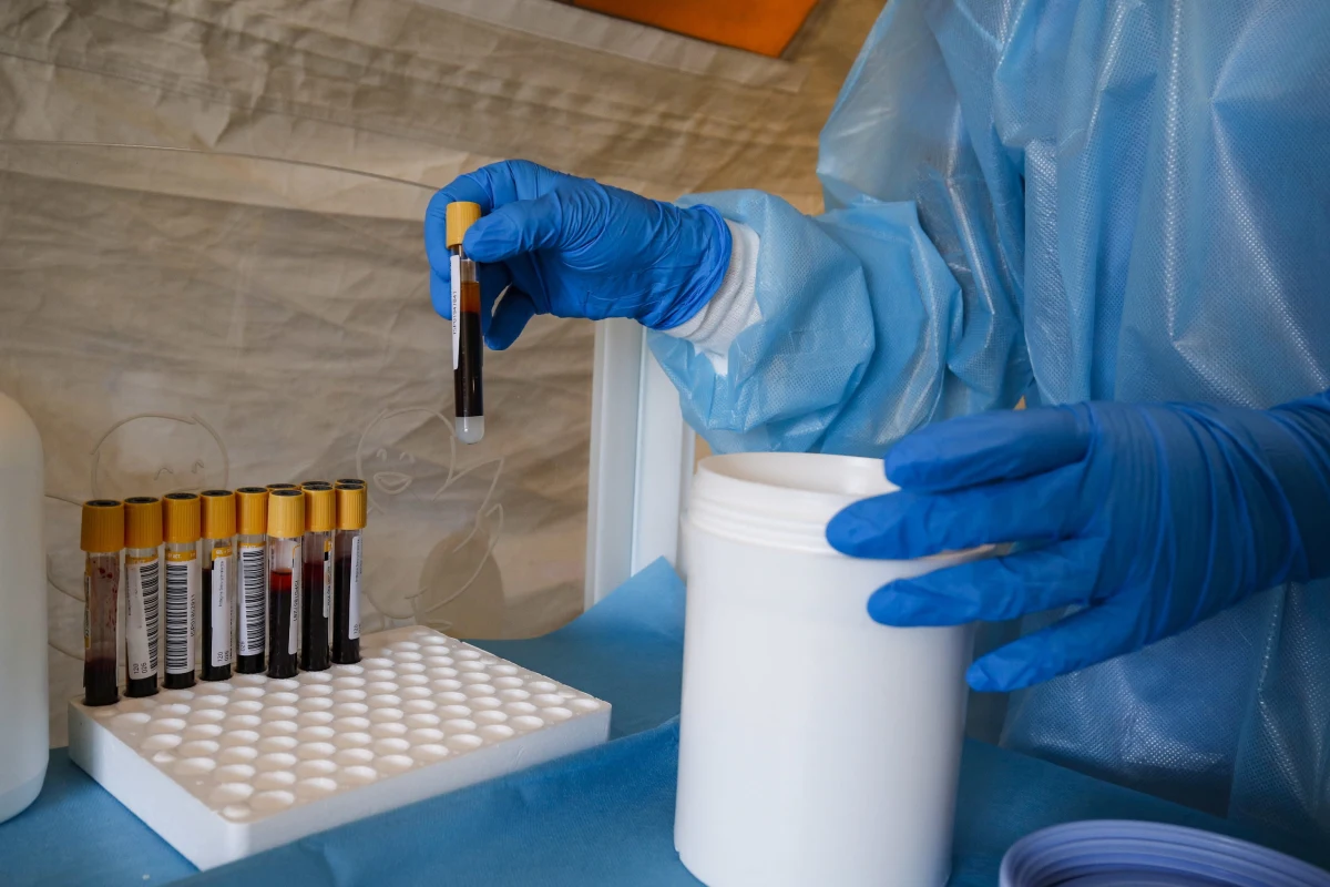 W niedzielę Ministerstwo Zdrowia poinformowało o 219 nowych potwierdzonych przypadkach koronawirusa oraz 3 kolejnych ofiarach śmiertelnych. Aktualny bilans koronawirusa w Polsce to 23 786 zakażonych, 1 064 zmarłych i 11 271 ozdrowieńców. Ponownie większość potwierdzonych przypadków dotyczy województwa śląskiego. Na całym świecie potwierdzono już ponad 6 mln zachorowań.