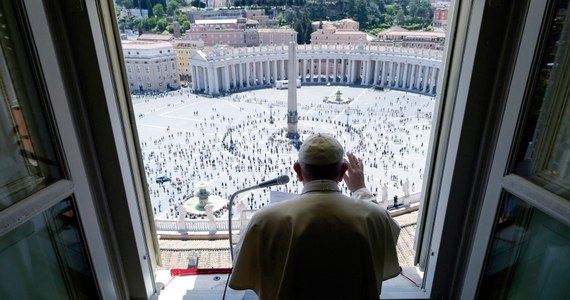 Po prawie trzech miesiącach zmian, wymuszonych przez pandemię koronawirusa, papież Franciszek odmówił niedzielną południową modlitwę razem z wiernymi przybyłymi na plac św. Piotra. Zgromadzeni mieli na twarzach maseczki ochronne, wszystkim zmierzono temperaturę.