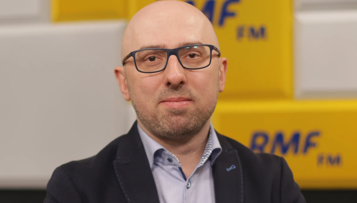 „Ten spadek na pewno wynika trochę z urealnienia sondaży, czyli powrotu elektoratu Koalicji Obywatelskiej - najprawdopodobniej wielu z tych wyborców wcześniej deklarowało, że nie pójdzie na wybory, skoro był apel o bojkot. Być może jest też tak, że (…) pewne sytuacje szkodzą prezydentowi, to niekoniecznie sytuacje przez niego spowodowane” – stwierdził w Porannej rozmowie w RMF FM Krzysztof Łapiński pytany o przyczyny spadku poparcia dla Andrzeja Dudy w sondażach wyborczych.