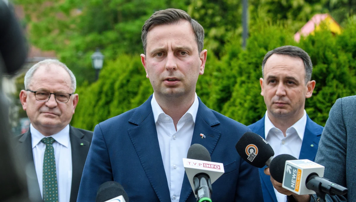 Oczekuję od premiera jak najszybszej deklaracji, kiedy będą otwarte granice w Polsce - apelował w łódzkim Sulejowie kandydat PSL na prezydenta Władysław Kosiniak-Kamysz. Zaproponował, aby polscy przedsiębiorcy dotknięci skutkami epidemii byli zwolnieni ze składek ZUS przez kolejne trzy miesiące.