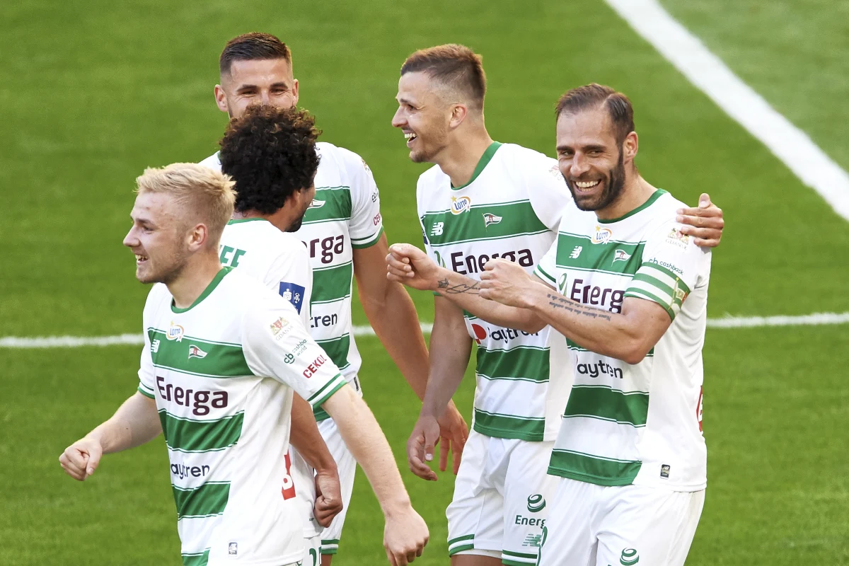 W trzecim niedzielnym meczu 27. kolejki piłkarskiej ekstraklasy Lechia Gdańsk zwyciężyła na własnym stadionie Arkę 4:3 (0:0). Gdynianie, którzy przegrali trzecie spotkanie z rzędu, dwa razy obejmowali prowadzenie, ale ostatecznie zeszli z boiska pokonani.