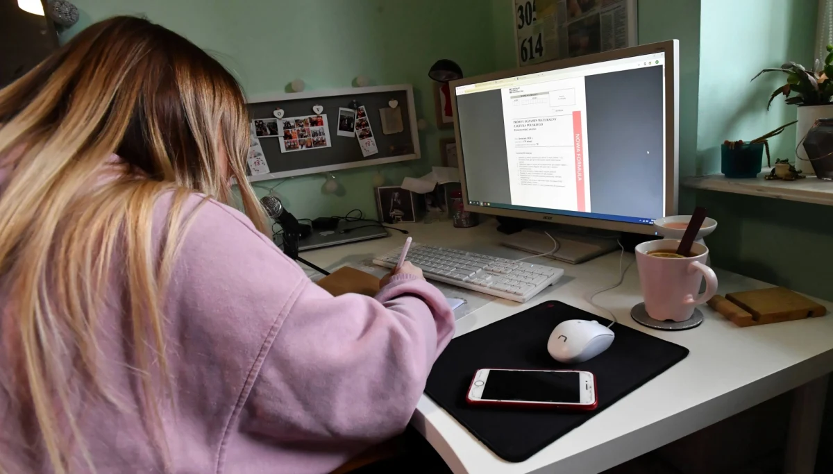 Zdalna szkoła działa coraz lepiej, ale dzieci jeszcze bardziej tęsknią za rówieśnikami i nauczycielami. Tak wynika z drugiego raportu na temat nauki w czasie pandemii przygotowanego przez firmę Librus, której elektroniczne podręczniki są wykorzystywane przez większość polskich szkół.