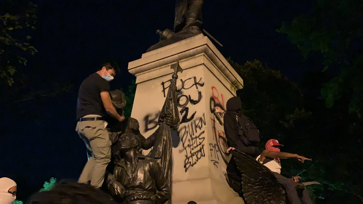 Pomnik Tadeusza Kościuszki przed Białym Domem w Waszyngtonie został w nocy z niedzielę na poniedziałek zdewastowany. Cokół pomnika polskiego i amerykańskiego bohatera narodowego zamalowano antyprezydenckimi napisami. Protesty w wielu amerykańskich miastach wymknęły się spod kontroli. Ich zarzewiem stała się śmierć 46-letniego czarnoskórego George'a Floyda, który zmarł w trakcie brutalnego zatrzymania przez policję w Minneapolis.