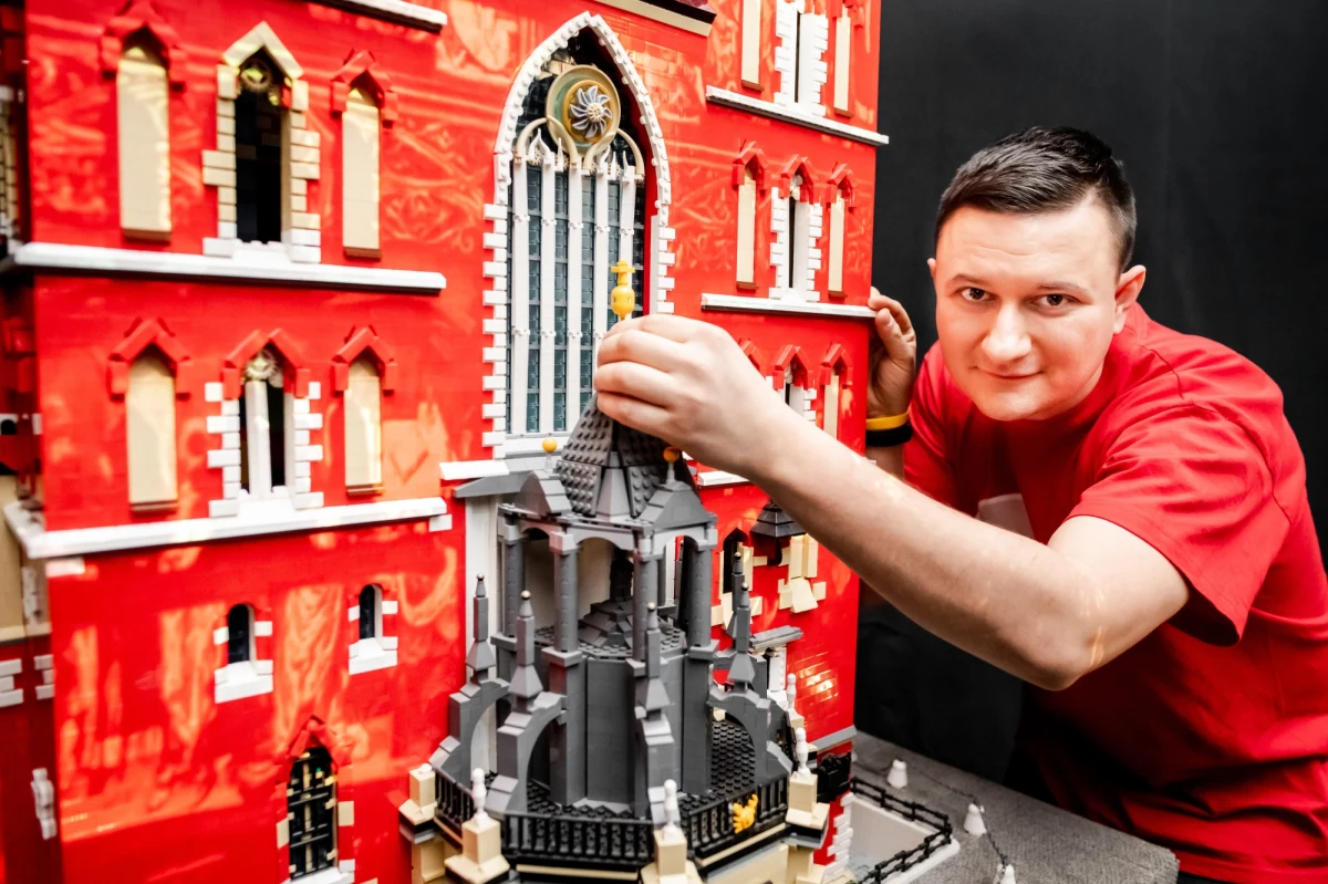 W Dzień Dziecka zapewne wiele dzieci dostanie wymarzone klocki. Okazuje się, że dla niektórych to nie zabawka, tylko profesjonalne narzędzie pracy. Krakowianin Mateusz Kustra z LEGO potrafi zrobić Jasną Górę, psa i portret Micka Jaggera. W jego przypadku pasja z dzieciństwa przerodziła się w zawód. O jego nietypowej drodze od zabawy do własnego biznesu opowiadał dziennikarce RMF FM Marlenie Chudzio. 