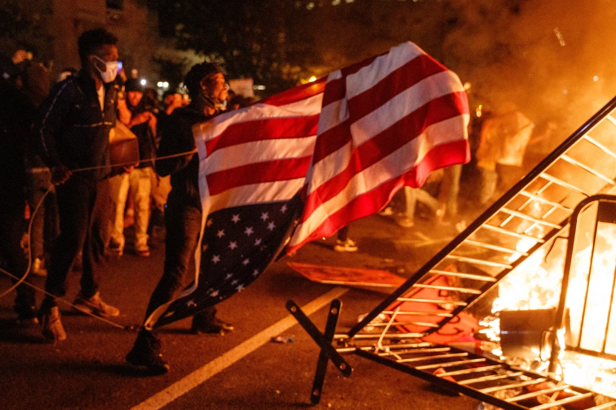 W trakcie nocnych zamieszek w Waszyngtonie zdewastowany został pomnik Tadeusza Kościuszki przed Białym Domem. Cokół pomnika zamalowano – o czym informował korespondent RMF FM w Waszyngtonie Paweł Żuchowski. Polski i amerykański bohater narodowy w swoim testamencie przekazał część majątku na wykupienie czarnoskórych niewolników.