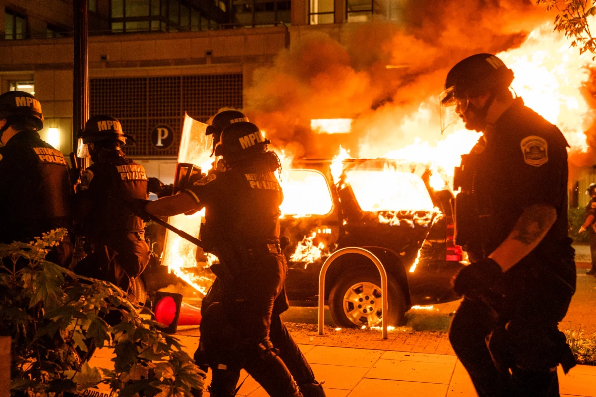 Podczas demonstracji przed Białym Domem w piątek, prezydent USA Donald Trump został zaprowadzony przez służby bezpieczeństwa do podziemnego schronu - podała w poniedziałek agencja AP powołując się na źródła w administracji. Wcześniej napisał o tym "New York Times". Według Associated Press, prezydent był w schronie przez około godzinę.