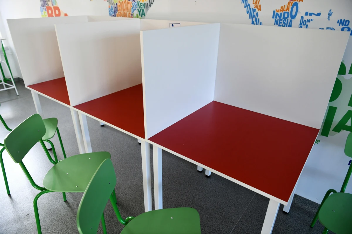 Poprawka wicemarszałków Senatu z PSL i Lewicy w sprawie przeprowadzenia wyborów prezydenckich dopiero po zakończeniu kadencji Andrzeja Dudy - została wycofana - ustalił nieoficjalnie reporter RMF FM Patryk Michalski. Nad ustawą w sprawie wyborów dziś wznowiły pracę senackie komisje. 