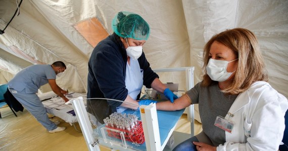 “Z klinicznego punktu widzenia koronawirus już nie istnieje" - te słowa ordynatora oddziału intensywnej terapii szpitala w Mediolanie wywołały burzę we Włoszech i protesty naukowców, którzy zarzucili mu przekazywanie niebezpiecznych i błędnych informacji.