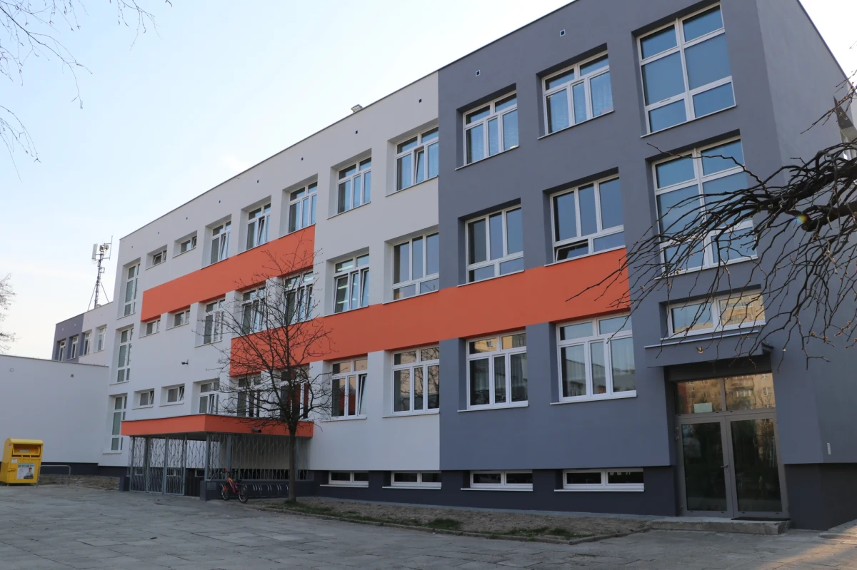 Wałbrzych wstrzymał otwarcie szkół podstawowych po pozytywnych wynikach testów przesiewowych na obecność koronawirusa u części nauczycieli. Na około 900 testów 68 dało dodatki wynik. Tym niespełna 70 pracownikom zostaną wykonane testy genetyczne.