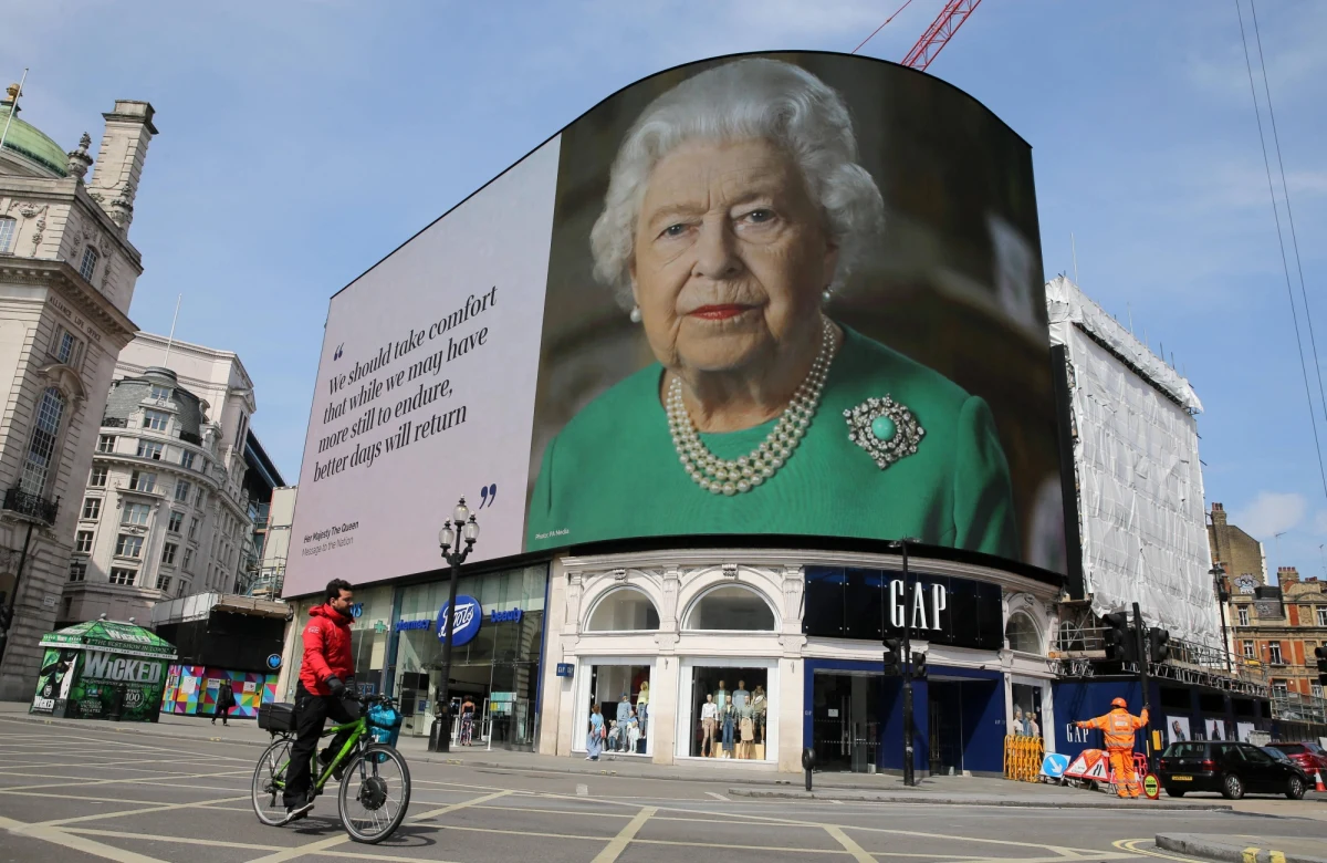 Brytyjska królowa Elżbieta II opuściła mury zamku w Windsorze, prawdopodobnie po raz pierwszy od wprowadzenia na Wyspach Brytyjskich społecznej kwarantanny. Natychmiast wybrała się na przejażdżkę konno. Brytyjczycy zastanawiają się, czy zachowała należytą ostrożność. 