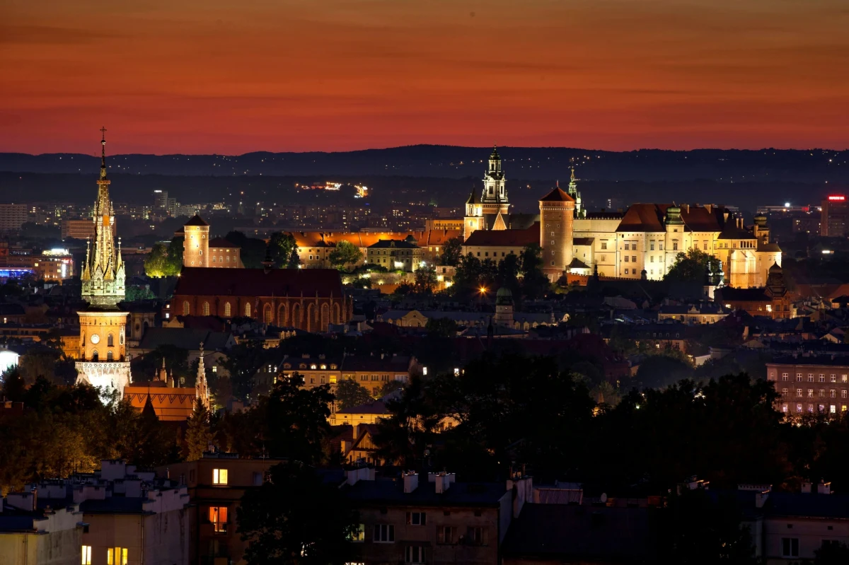 Zarząd Dróg Miasta Krakowa zdecydował o przywróceniu od dziś nocnego oświetlenia ulic. Od połowy kwietnia, gdy ruch na ulicach zmalał, latarnie uliczne były wyłączane na noc.