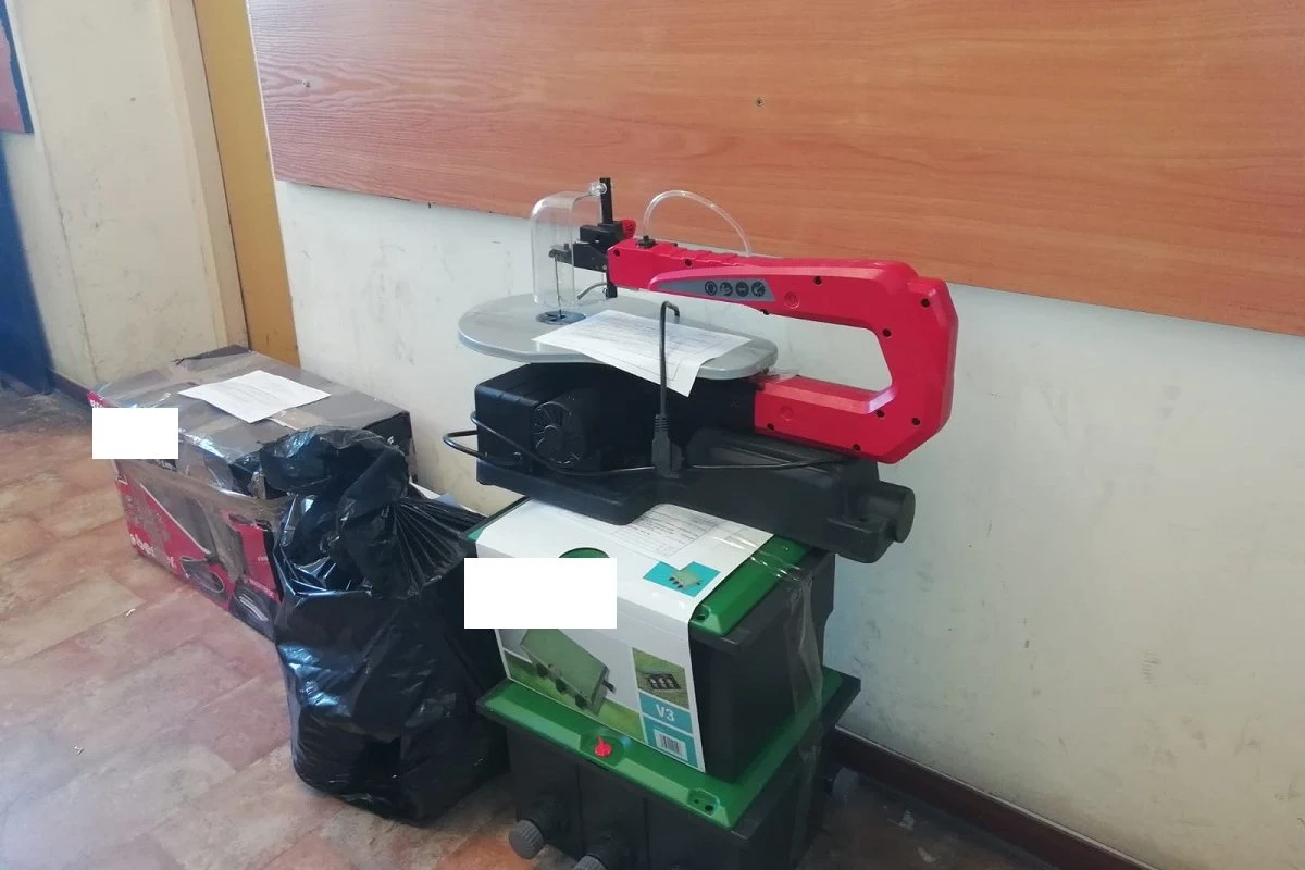 Trzy zarzuty oszustwa postawiono mężczyźnie, który w hipermarketach w Łodzi i Sieradzu przeklejał kody kreskowe z tańszych produktów na droższe. Policjantom tłumaczył, że chciał sobie zrekompensować zaniżoną z powodu pandemii premię. Teraz grozi mu do 8 lat więzienia.