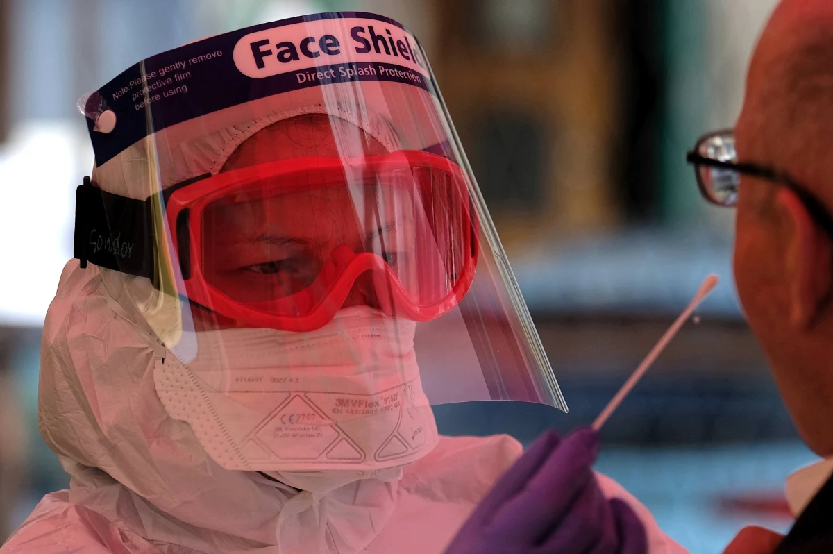 Załoga kopalni Ziemowit będzie badana od środy, 3. czerwca. Dzień później zaczną się testy pracowników kopalni Marcel. W pierwszej z tych kopalń badanych będzie około 4, a w drugiej około 3 tysięcy pracowników. Badania obejmą też osoby z firm, które współpracują z tymi kopalniami. Punkty to pobierania wymazu będą uruchomione w pobliżu kopalń. Decyzja o przeprowadzeniu w tych zakładach badań załogi zapadła w porozumieniu ze sztabem kryzysowym śląskiego wojewody.