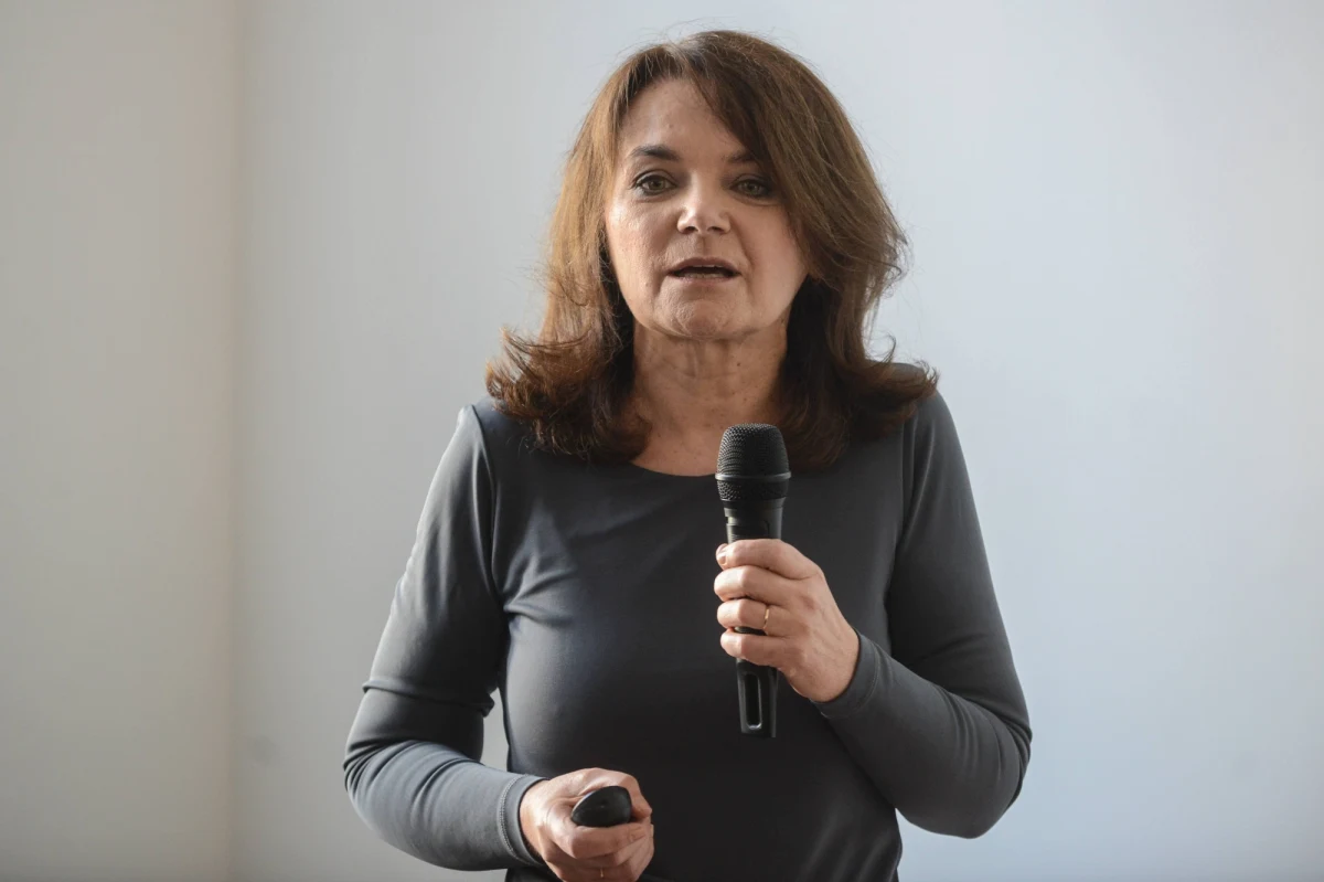 "Ponad 5 tys. razy w każdym miesiącu dzwonią dzieci na telefon zaufania, ponad 1,5 tys. osób pisze do nas wiadomości i wtedy pomagamy im online" – mówiła podczas Popołudniowej Rozmowy w RMF FM dr Monika Sajkowska. Przyznała, że podczas lockdownu Fundacja, prowadząca telefon zaufania dla dzieci rejestruje więcej połączeń i wiadomości.  