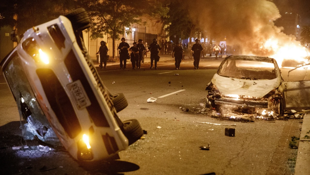 Zdewastowany pomnik Tadeusza Kościuszki w Waszyngtowie został zabezpieczony przez służby parkowe. W nocy korespondent RMF FM w amerykańskiej stolicy zarejestrował moment, gdy grupa protestujących niszczy pomnik bohatera Polski i USA.
