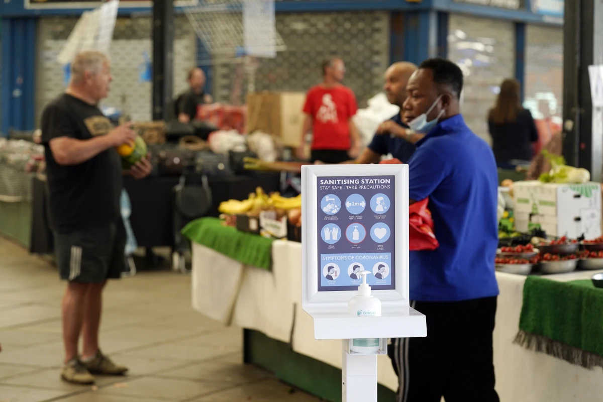 Od dziś Brytyjczycy mogą spotykać się w większych grupach. W każdym regionie Zjednoczonego Królestwa na nieco innych zasadach, ale luzowanie lockdownu stało się faktem. Czy przypadkiem decyzja ta nie zapadała za wcześniej? To pytanie zadają nie tylko uczeni.  Do szkół w Anglii powrócili uczniowie podstawówek. Wątpliwości z tym związane mają także rodzice i nauczyciele.