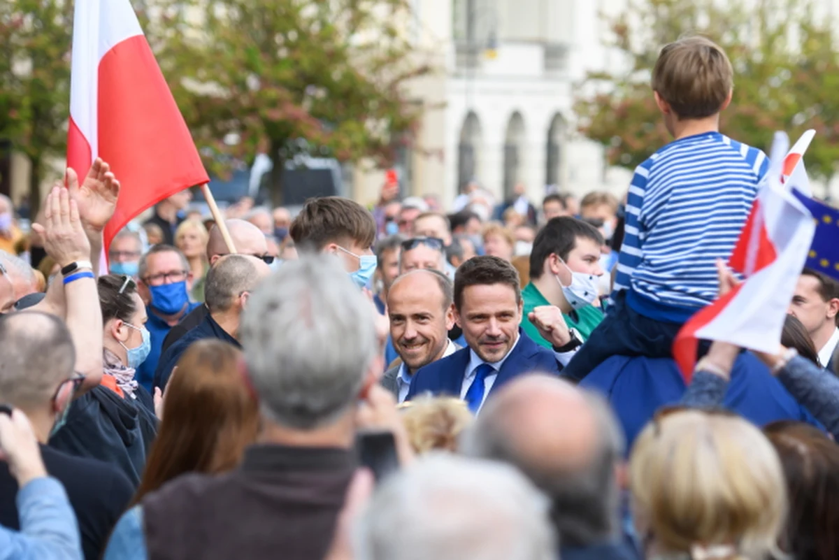 Policja analizuje sprawę sobotniego wystąpienia Rafała Trzaskowskiego na placu Wolności w Poznaniu - informuje Onet. Jak wyjaśnia, wydarzenie to zostało zgłoszone policji jako briefing prasowy kandydata Koalicji Obywatelskiej na prezydenta i Jacka Jaśkowiaka - prezydenta Poznania. Na placu mogło być nawet kilkaset osób - tymczasem dozwolone są zgromadzenia publiczne do 150 osób. 